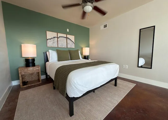Urban Cowboy Loft - 2 Kings - Walk Downtown - Pool * Fort Worth